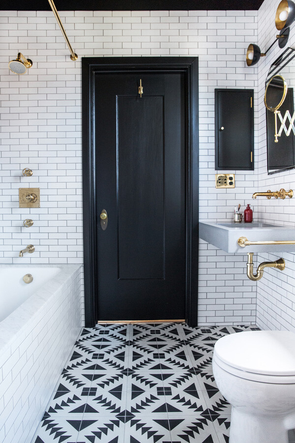 美丽的黑白瓷砖浴室
