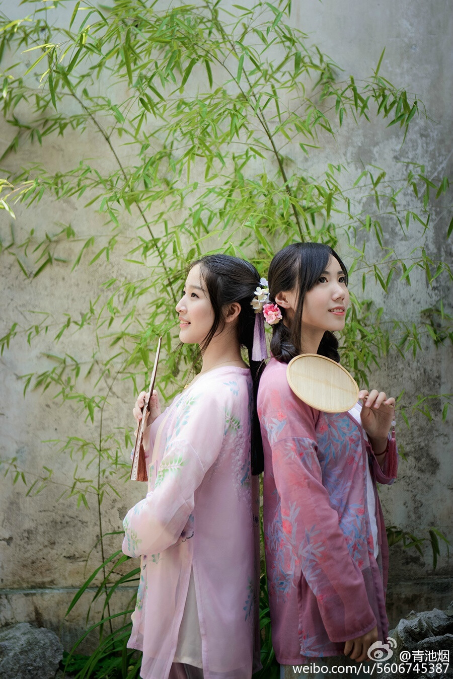 【大菇凉】【岂曰无衣 与子同袍】汉服 同袍 摄影 汉家衣裳 形制 袖制 摄影 气质 意境 唯美 褙子 宋裤 #青池烟##汉元素摄影#【夏意】别院深深夏席清，石榴开遍透帘明。树阴满地日当午，梦觉流莺时一声。摄影@栗盐 麻豆@公子清欢_ @吃货娃娃