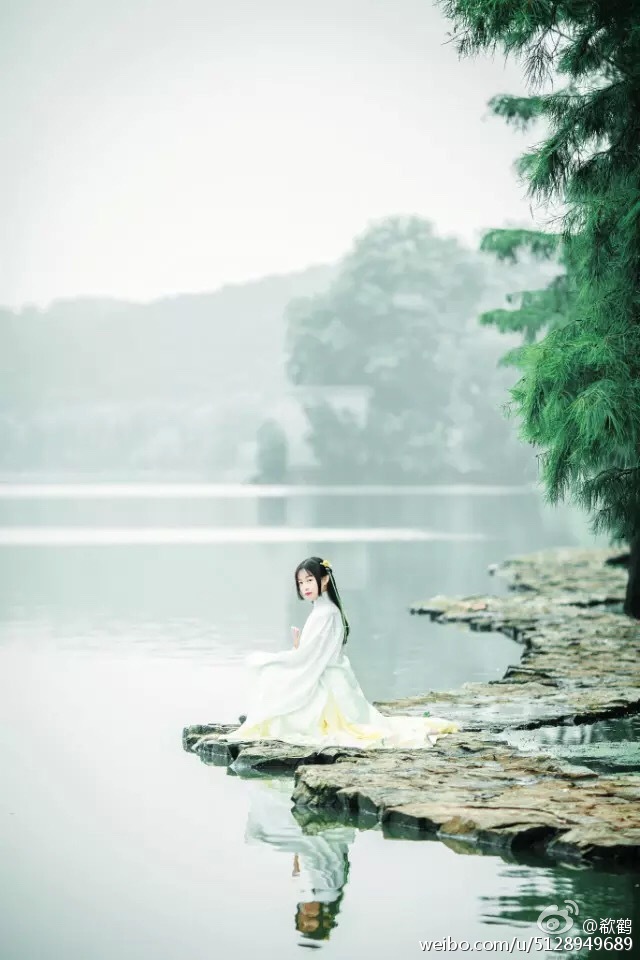 【大菇凉】【岂曰无衣 与子同袍】汉服 同袍 摄影 汉家衣裳 形制 袖制 摄影 气质 意境 唯美 长袄 #带着汉服去旅行##端午##端午节#【临江仙】帝子降兮北渚，目眇眇兮愁予。袅袅兮秋风，洞庭波兮木叶下。沅有芷兮澧有兰，思公子兮未敢言。入镜:欷鹤 摄影/后期:@随遇映画 抄送：@寒离澈 @汉服晴空