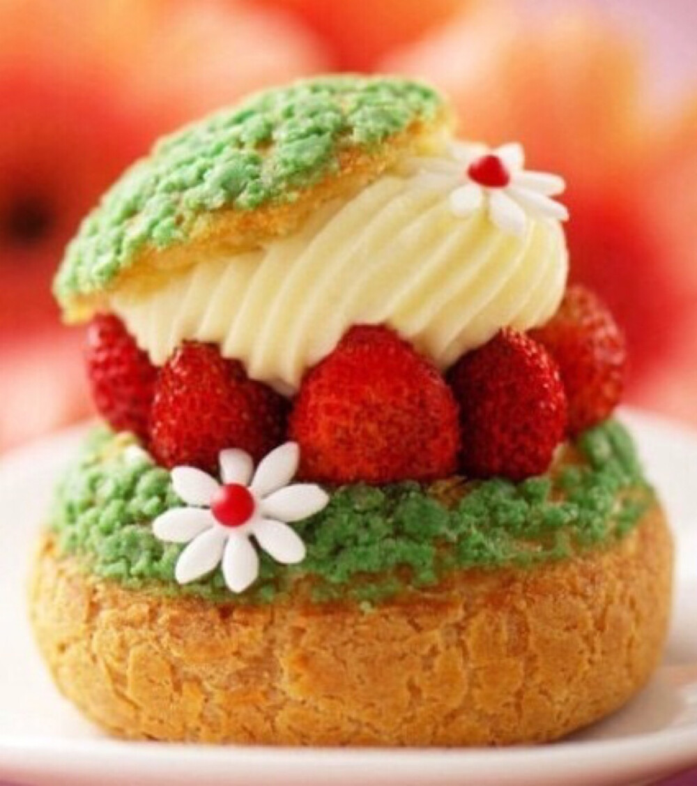 【美味泡芙球】将牛奶、黄油加热至沸腾，加2克盐，筛入70克低筋面粉，拌到不沾容器；温度降到60℃时，分次加进3个鸡蛋拌匀；装入裱花袋，挤到烤盘上；预热烤箱190℃，上下火烤10分钟，打开风门继续烤1015分钟。