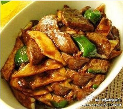  【姜葱爆猪肝】1.将猪肝洗净切片，放入碗内，加入黄酒，盐，味精，干淀粉拌和浆匀；2.锅上火烧热，加油烧至三四成热，倒入猪肝，滑熟取出；3.锅内放姜片，葱段煸香，放入猪肝，加黄酒，盐，味精，胡椒粉，糖，少许清水；4.烧开后，用湿淀粉勾芡，淋麻油出锅。