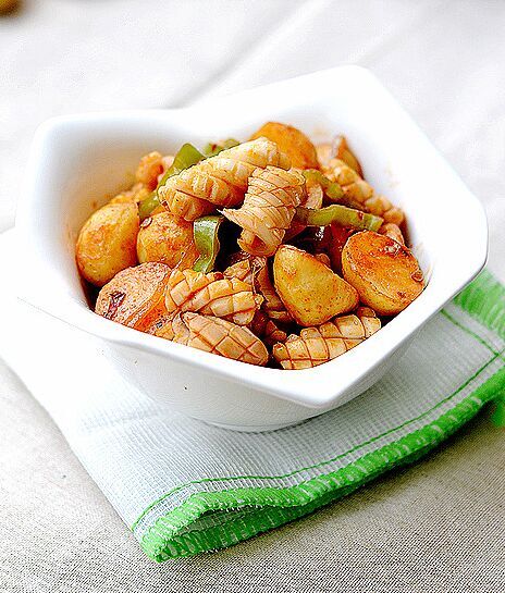 小土豆烧鱿鱼 主料 鱿鱼1条 青椒一根 小土豆10个 洋葱半个 辅料 姜4片 郫县豆瓣酱2勺 盐1茶匙 酱油半勺 白胡椒半茶匙 不可错过的小土豆烧鱿鱼的做法步骤 1. 食材备好。 2. 小土豆对半切块，青椒切圈，洋葱切丝。 3. 鱿鱼撕掉背上的黑膜。 4. 先从一头斜着划刀口，不要切断。 5. 再从另一条划刀口，形成十字花刀。 6. 再切成一块一块的。 7. 鱿鱼放入滚水中汆烫一下后捞出沥水。 8. 锅中放入小土豆煎。 9. 煎到2面金黄色，皮起皱，下入姜片。 10. 放入郫县豆瓣酱2勺。 11. 炒均匀。 12. 放入鱿鱼，炒均匀。 13. 放入青椒，洋葱。 14. 加入盐1茶匙，酱油半