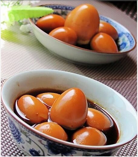 【可乐卤蛋】 原料： 土鸡蛋8个，可乐两听；做法：1、水烧开后放入鸡蛋，放一勺盐，熟熟后浸入冷水，剥去外壳；2、锅里倒入两听可乐，放入鸡蛋，倒入一小勺盐，三大勺左右的老抽，一勺鸡精；3、放入花椒大料，大火煮开后转小火煮十分钟；4、鸡蛋浸泡四五个小时后食用，浸泡的过程要注意翻面