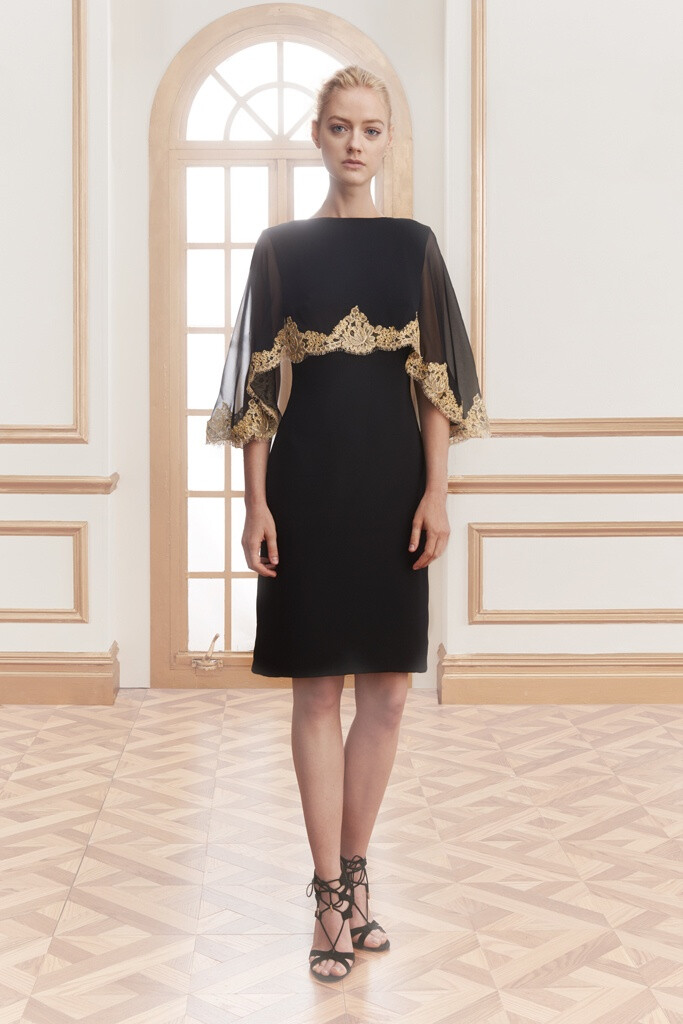 Reem Acra 2016 Resort。雷姆·阿克拉2016早春度假系列。因照顾红毯与晚宴需求，本季早春度假系列的主题名为“Happy Colors”，设计师谈及整个系列表示这些以往不常使用的浓郁色块都是客户对其表达的想要以及需要的华丽奢美之余的春夏色调。