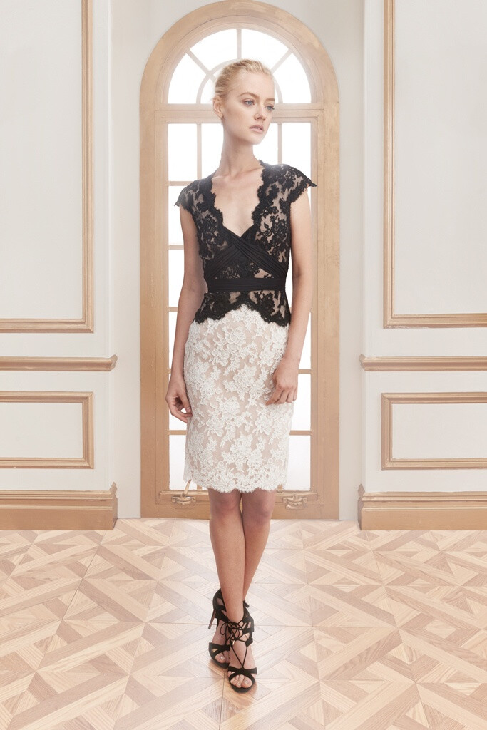 Reem Acra 2016 Resort。雷姆·阿克拉2016早春度假系列。因照顾红毯与晚宴需求，本季早春度假系列的主题名为“Happy Colors”，设计师谈及整个系列表示这些以往不常使用的浓郁色块都是客户对其表达的想要以及需要的华丽奢美之余的春夏色调。