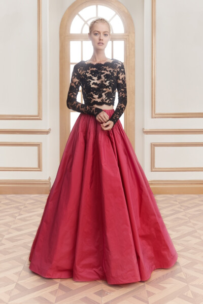 Reem Acra 2016 Resort。雷姆·阿克拉2016早春度假系列。因照顾红毯与晚宴需求，本季早春度假系列的主题名为“Happy Colors”，设计师谈及整个系列表示这些以往不常使用的浓郁色块都是客户对其表达的想要以及需要的华…