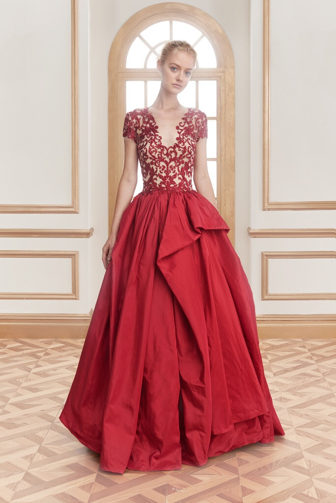 Reem Acra 2016 Resort。雷姆·阿克拉2016早春度假系列。因照顾红毯与晚宴需求，本季早春度假系列的主题名为“Happy Colors”，设计师谈及整个系列表示这些以往不常使用的浓郁色块都是客户对其表达的想要以及需要的华丽奢美之余的春夏色调。