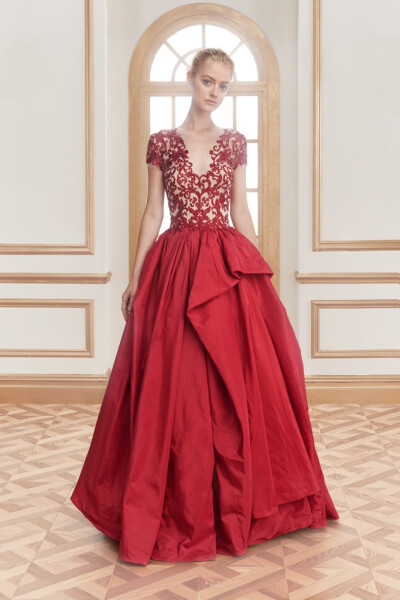 Reem Acra 2016 Resort。雷姆·阿克拉2016早春度假系列。因照顾红毯与晚宴需求，本季早春度假系列的主题名为“Happy Colors”，设计师谈及整个系列表示这些以往不常使用的浓郁色块都是客户对其表达的想要以及需要的华…