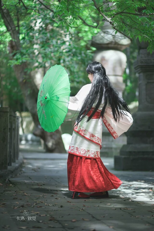 主题： 『相忘江湖』 “犹如远远的吹来一阵凉风，笛子响起的瞬间，好像入神一片远山温润的竹林，划舟于青山绿水竹楼琼宇中，虚虚幻幻飘飘渺渺的吹来一丝清凉沁脾的轻纱拂面风。 [卡洛.致觉样片第三期]