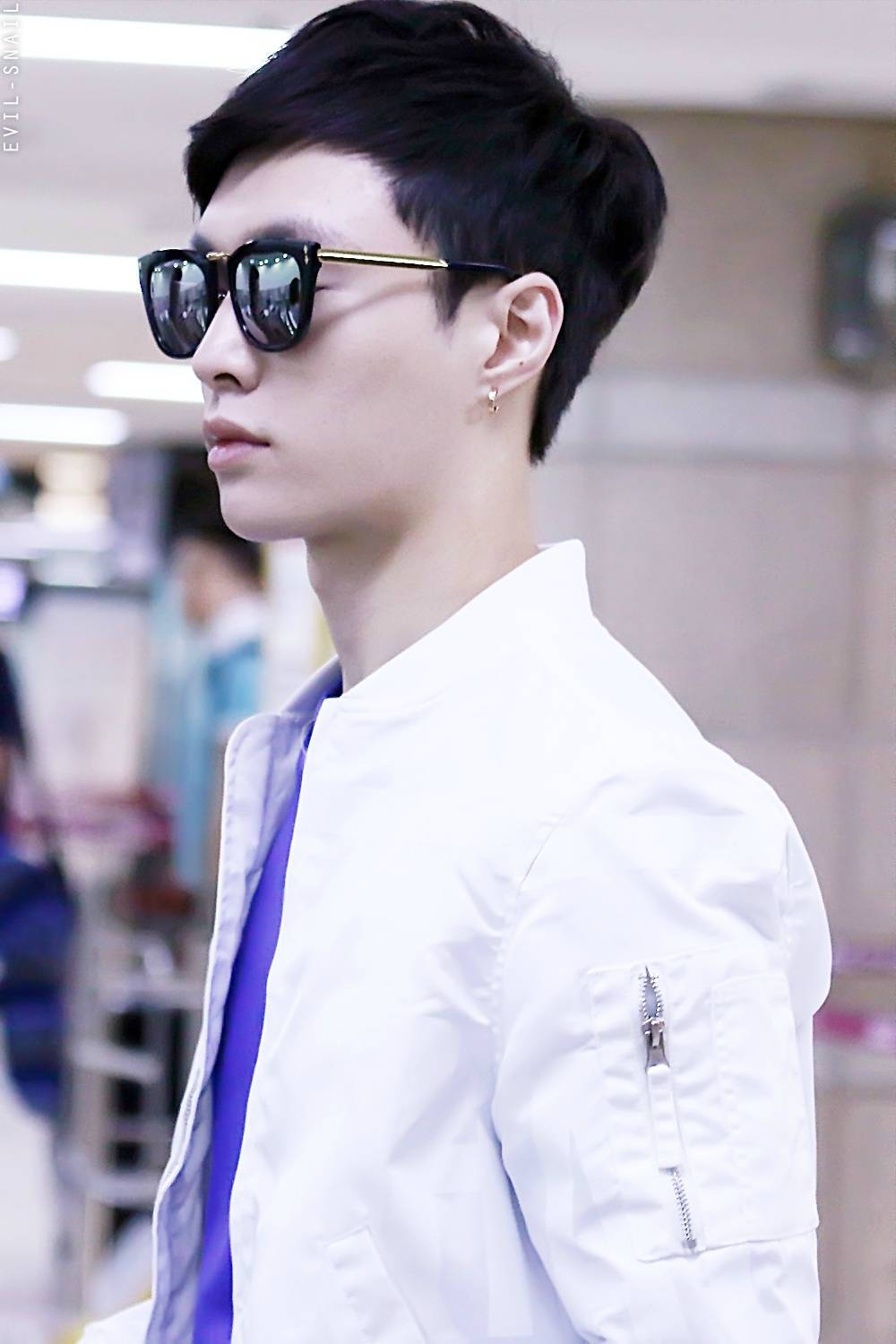 中文名 :张艺兴 外文名 :LAY、레이、Issing 别名 :LAY（官方艺名），XINGXING（官方昵称） 国籍 :中国 民族 :汉族 出生地 :湖南省长沙市 出生日期 :1991年10月7日 星座 :天秤座 身高 :178cm 体重 :60kg 血型 :A型 职业 :歌手、主持人