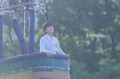 想乘热气球和你私奔。【图cr.王俊凯姐姐站】