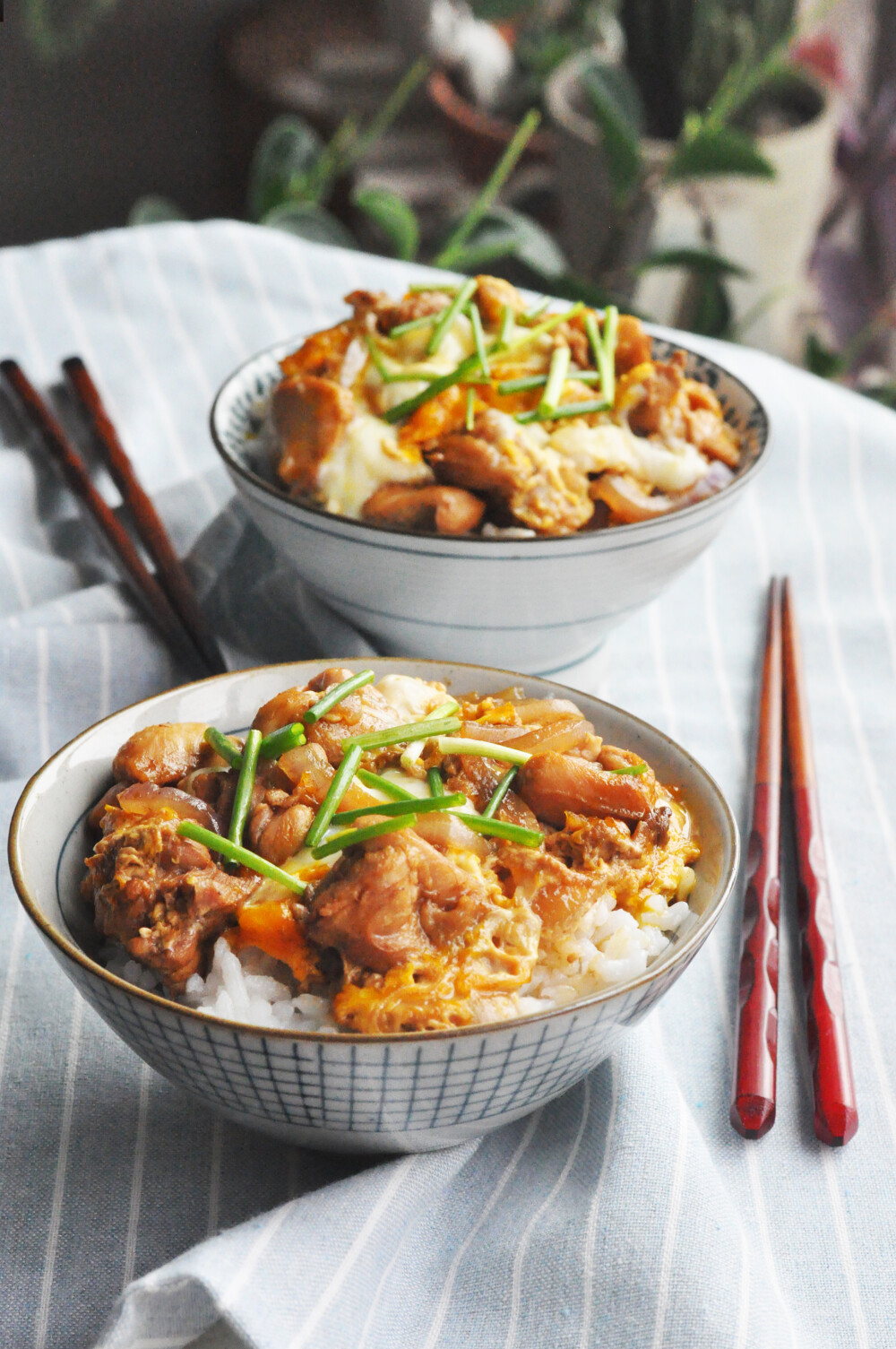 { 6.23 }日式亲子丼。（做法：①鸡腿去骨，洋葱切丝，打蛋要保留蛋黄和蛋白分明②调料汁：半碗水+盐+酱油+料酒+砂糖+清酒③无油，中火煎黄鸡肉皮，切小块备用④料汁水加洋葱丝煮沸，放鸡肉块煮熟⑤蛋液分两次倒入锅中焖熟⑥菜盖在热饭上，加葱丝。）老菜谱再发一次~ 个人公众微信号每日更新，想了解图文菜谱请搜“三寻或sanxun119”(●'◡'●)ﾉ♥