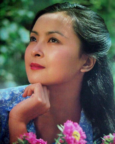 周洁： 1961年12月30日生于上海奉贤。1983年在《火烧圆明园》《垂帘听政》中塑造的“丽妃”形象引起观众的关注。1993年凭借主演电影《杨贵妃》获得第16届大众电影百花奖最佳故事片。