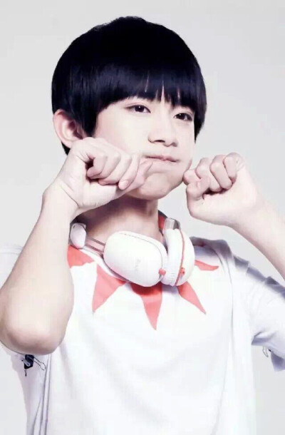 TFBOYS tfboys 易烊千玺 玺子哥 千总 千猴 舞蹈 编舞 书法 变脸 苹果头 弟控 男友力 轻松熊 低音炮 调皮鬼 眉毛杀 梨涡少年 goodboy