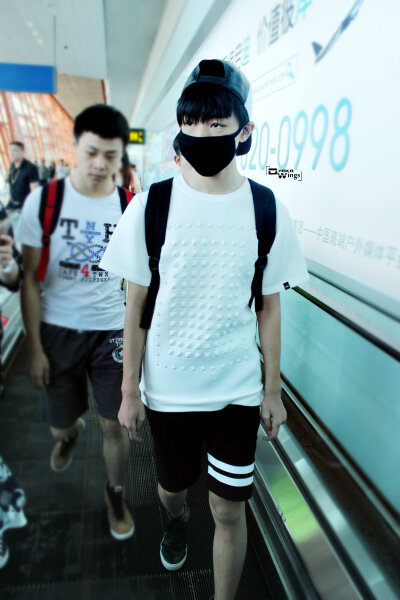 #王俊凯# #TFBOYS王俊凯# #TFBOYS# 150618重庆至北京 cr：Demon_Wings恶魔之翼凯源双人站