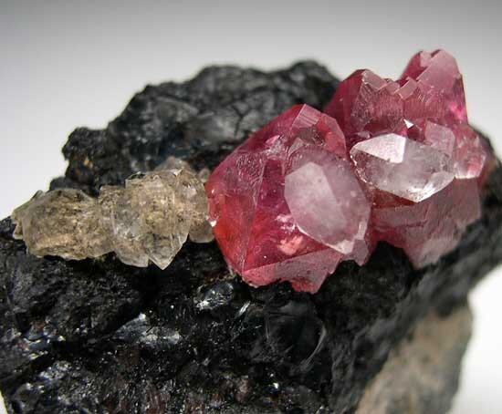 大红色的菱锰矿晶体与石英晶体的共生组合,产自秘鲁