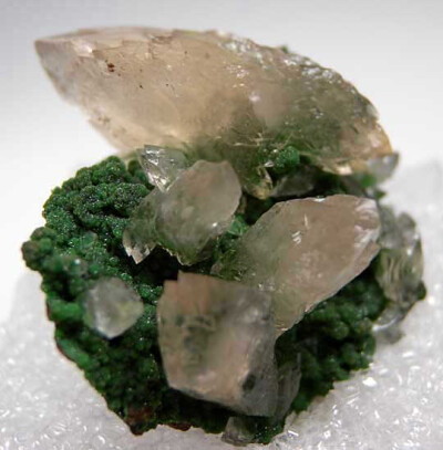 半透明的方解石与砷钙铜矿的共生组合，产自墨西哥