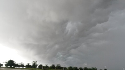 可惜玩到忘了时间，忘了天气，被一场轰隆的暴雨赶进图书馆！(^O^)