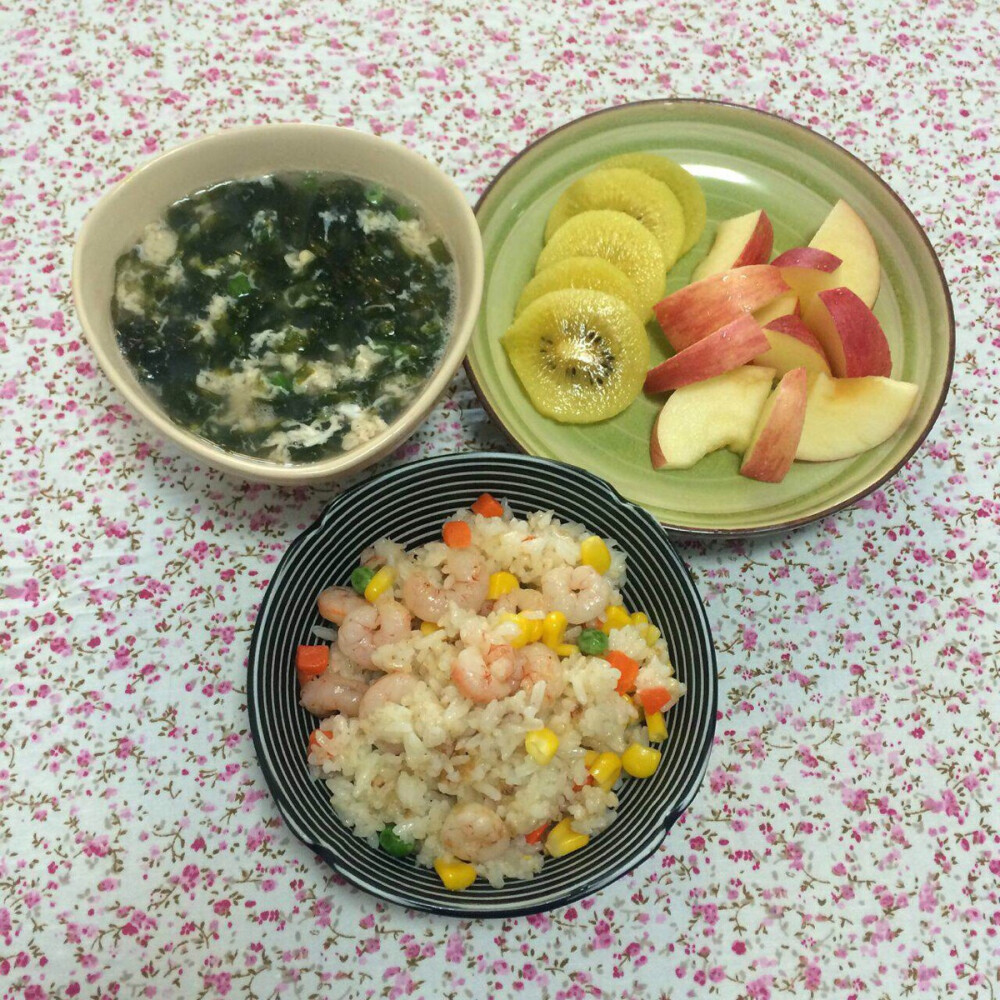 15.3.30早餐记录：紫菜蛋花汤，虾仁蔬菜炒饭，苹果、奇异果