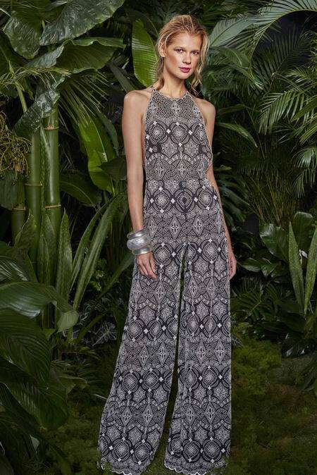 Naeem Khan 2016 Resort。纳伊·姆汗2016早春度假系列。灵感就来自Naeem Khan周游世界所看到的各地风情：奥斯曼帝国的方领蓝色礼服、日本的粉红色刺绣丝绸、印度的紧身裙等等。依旧唯美得眼花缭乱，民族风的印花刺绣结合迷人晚装，水晶、亮片点缀令晚礼服看起来低调又奢华。