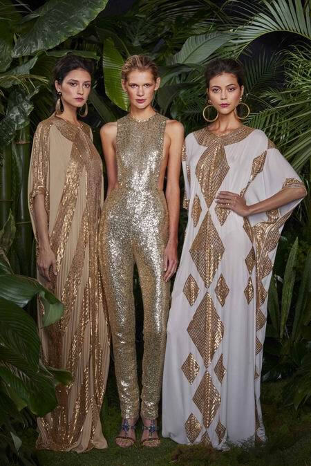 Naeem Khan 2016 Resort。纳伊·姆汗2016早春度假系列。灵感就来自Naeem Khan周游世界所看到的各地风情：奥斯曼帝国的方领蓝色礼服、日本的粉红色刺绣丝绸、印度的紧身裙等等。依旧唯美得眼花缭乱，民族风的印花刺绣结合迷人晚装，水晶、亮片点缀令晚礼服看起来低调又奢华。