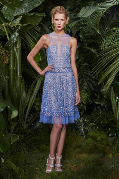 Naeem Khan 2016 Resort。纳伊·姆汗2016早春度假系列。灵感就来自Naeem Khan周游世界所看到的各地风情：奥斯曼帝国的方领蓝色礼服、日本的粉红色刺绣丝绸、印度的紧身裙等等。依旧唯美得眼花缭乱，民族风的印花刺绣…