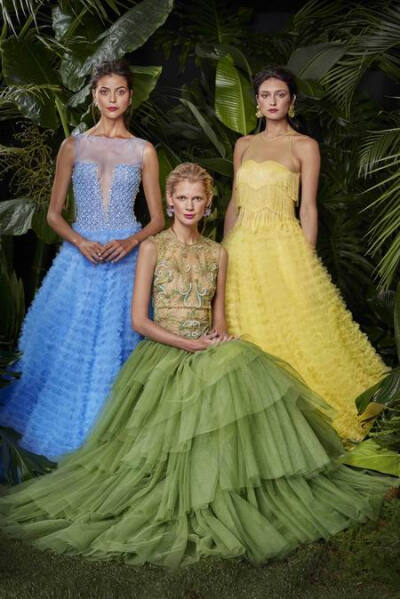 Naeem Khan 2016 Resort。纳伊·姆汗2016早春度假系列。灵感就来自Naeem Khan周游世界所看到的各地风情：奥斯曼帝国的方领蓝色礼服、日本的粉红色刺绣丝绸、印度的紧身裙等等。依旧唯美得眼花缭乱，民族风的印花刺绣…