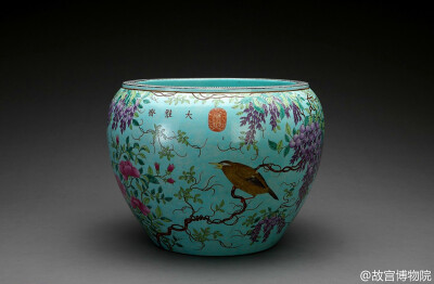  “大雅斋”是慈禧的画室，“天地一家春”则是慈禧为兰贵人时在圆明园中的住所，也是其权力之路的起点。“大雅斋”款瓷器是为同治年间“天地一家春”重建准备的陈设。结合画样原稿来看，多以风格清丽的花鸟入画…