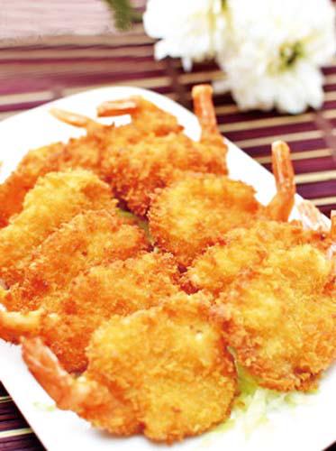 【黄金蝴蝶虾】1.鸡蛋打散，里面放点盐 鲜虾去头，去皮（留尾巴上的皮），去虾线，从虾背一端片开，平铺，不要切到底2.给虾上码点盐，提住虾尾巴，沾一层面粉，一层蛋液，再重复沾一层面粉，一层蛋液 3.把虾铺在面包屑里，铺满压实面包屑，然后抖掉碎屑 中等油温，炸到金黄。