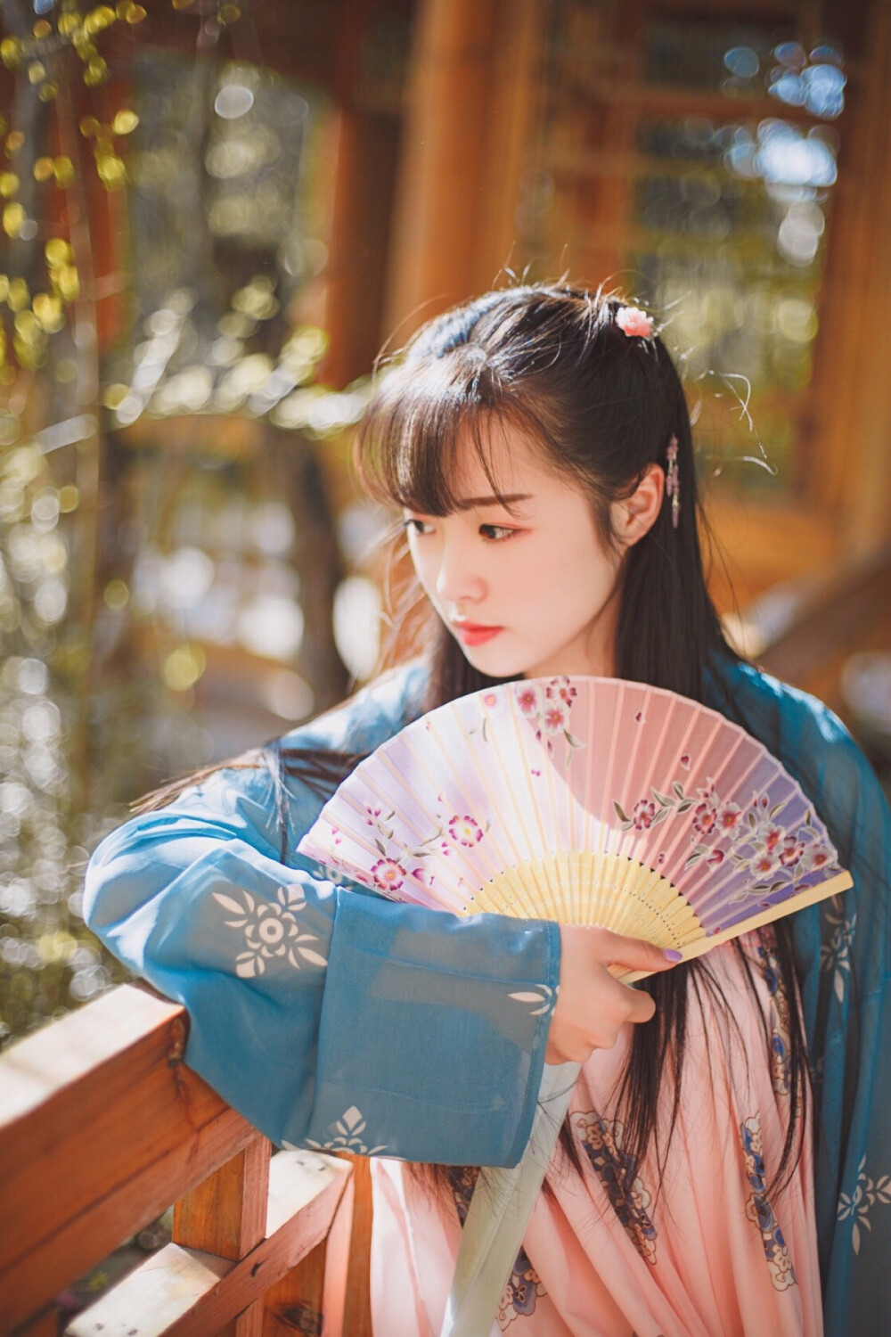 做个安静的人挺好.不喜欢争抢.信奉是我的跑不掉.不是我的抢不来.一群人喧闹我负责微笑.不太大喜也不太大悲.世间仅此一次.所以从从容容随遇而安.不被别人打乱节奏.进能倾听他人想法.退能思考自己生活.欣赏他人.你很好我也不赖.你有大世界.我有小生活.此地甚好.从容而行。