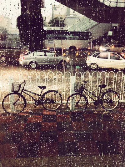 下起了暴雨，和男友在华山里地铁站躲雨。风雨很大撑了伞也将我全身淋湿，心里很高兴，终于赶上了一次天津的大暴雨。