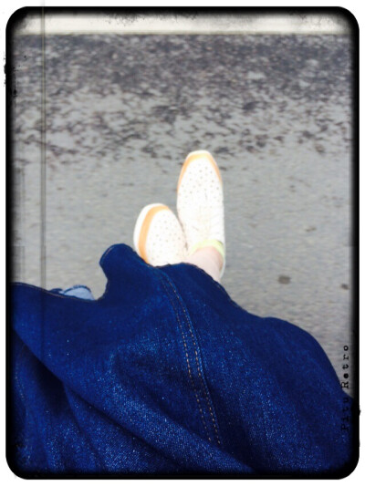 坐在摩的小哥的车上从城南到城北，为了工作姑娘我还是蛮拼的