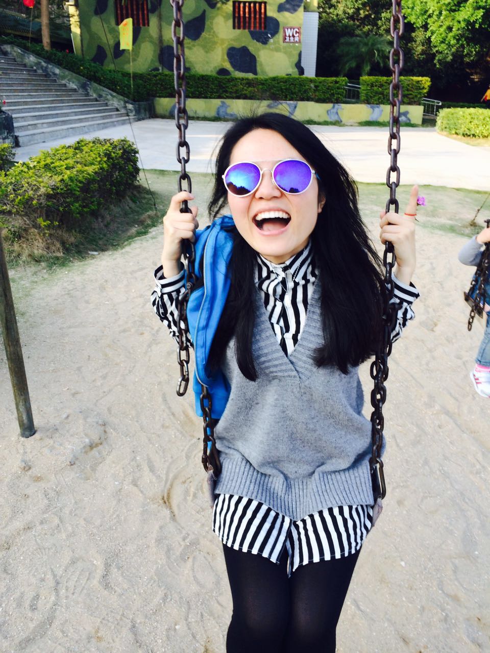 喜欢自己大笑的样子，那么的阳光那么的美好，仿佛天不会阴，喜欢的人不会离去，梦想不会面临失落一样