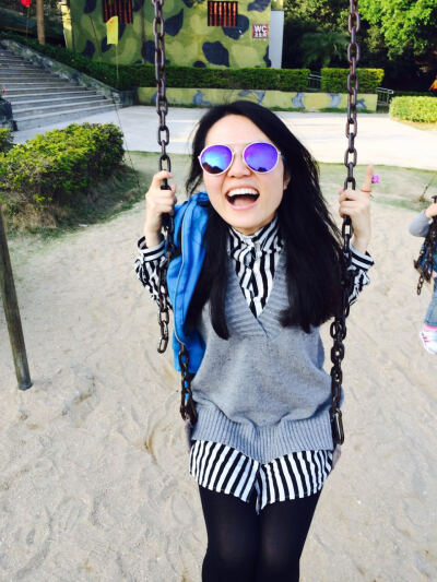 喜欢自己大笑的样子，那么的阳光那么的美好，仿佛天不会阴，喜欢的人不会离去，梦想不会面临失落一样