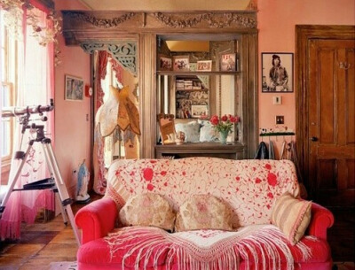精致宫廷风女生公寓 木质雕花橱柜和复古壁画 玫红沙发和粉色薄纱帘 收集漂亮小洋装 每日不忘更换瓷瓶里的❀鲜花❀
