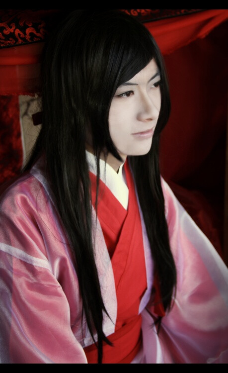 熠熠烛光里,公仪斐的脸色一点一点白下去,唇角却仍攒着温柔的笑意:"酒