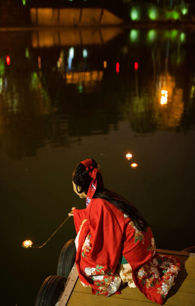 ｛汉服，美人点长灯，汉婚｝《浣溪沙》年代:唐 作者: 李煜 红日已高三丈透，金炉次第添香兽。红锦地衣随步皱。佳人舞点金钗溜，酒恶时拈花蕊嗅。别殿遥闻箫鼓奏。