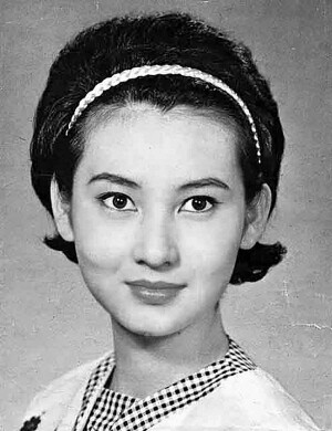 张美瑶（1941年－2012年），原名张富美，台湾南投县人，资深电影演员，其前夫柯俊雄亦是电影演员。1970年与演员柯俊雄结婚后息影，2002年复出。曾主演国语片《吴凤》，《生死关头》，《风尘三侠》等。2012年4月1日，…