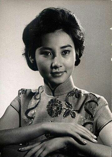 张美瑶（1941年－2012年），原名张富美，台湾南投县人，资深电影演员，其前夫柯俊雄亦是电影演员。1970年与演员柯俊雄结婚后息影，2002年复出。曾主演国语片《吴凤》，《生死关头》，《风尘三侠》等。2012年4月1日，…