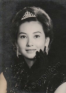 张美瑶（1941年－2012年），原名张富美，台湾南投县人，资深电影演员，其前夫柯俊雄亦是电影演员。1970年与演员柯俊雄结婚后息影，2002年复出。曾主演国语片《吴凤》，《生死关头》，《风尘三侠》等。2012年4月1日，…