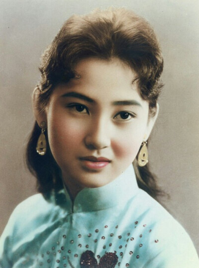 张美瑶（1941年－2012年），原名张富美，台湾南投县人，资深电影演员，其前夫柯俊雄亦是电影演员。1970年与演员柯俊雄结婚后息影，2002年复出。曾主演国语片《吴凤》，《生死关头》，《风尘三侠》等。2012年4月1日，…