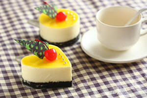 酸奶慕斯 做法步骤： 1.制作材料:酸奶：100克、细砂糖：40克、淡奶油：100克、柠檬汁：2克、鱼胶粉：12克、凉水：48克、奥利奥饼干碎：60克、黄油：45克 2.慕斯圈包层锡纸固定好 3.奥利奥饼干擀碎，黄油融化加入饼干碎里拌匀 4.再把拌匀的饼干碎分别均匀放到慕斯圈里，用压板用力压平底部，放冷藏冰箱待用 5.鱼胶粉倒冷水里泡溶解待用 6.酸奶和细砂糖一起加温化糖即可待用 7.淡奶油打发 8.酸奶液倒入打发的淡奶油里一起拌均匀 9.再加入柠檬汁拌均匀 10.泡溶解的鱼胶粉隔热水溶化，加入淡奶油混合物中拌均匀 11.酸奶慕斯糊拌好后倒入提前准备好的慕斯圈里，放冷藏冰箱里等凝固了即可