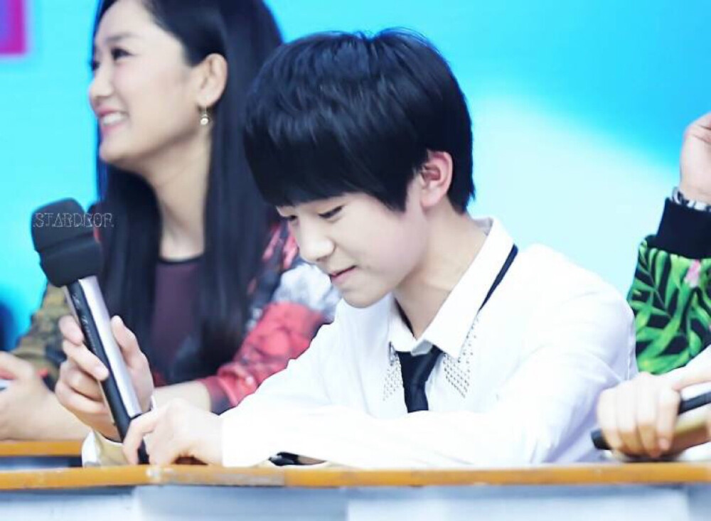 易烊千玺 tfboys易烊千玺 Jacksonyi tfboys 易烊千玺机场 （cr.logo）