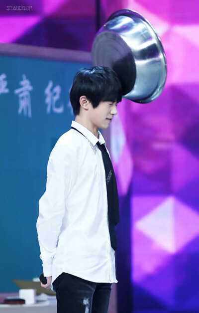 易烊千玺 tfboys易烊千玺 Jacksonyi tfboys 易烊千玺机场 （cr.logo）