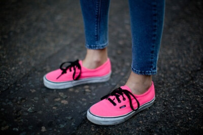 亮粉色帆布鞋