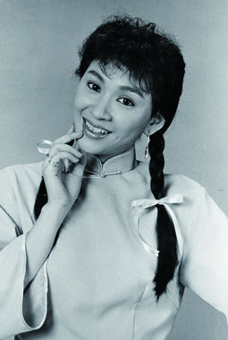 余安安，原名余德缨，香港影视女演员，原籍广东开平，1959年10月22日生于香港，14岁亭亭玉立认识英俊的少年尔冬升，16岁那年进入影视圈，17岁演香香公主，未满20岁已是丽的当家花旦。她主演的电视剧有《大地恩情》、《陈真》、《天蚕变》、《彩云深处》、《书剑恩仇录》、《武侠帝女花》等，她那中西合壁的外型，自然、婉约的表演特色，无论是演古今人物，都十分抢眼惹人瞩目，成为无线电视台的当家花旦。1977年开始，余安安在邵氏电影公司接拍电影，1978年由TVB跳槽到佳视（全称“佳艺电视台”），不久佳视倒闭，余安安过档到丽的电视台（后改名为亚洲电视台，即亚视/ATV），成为丽的最红的当家花旦之一。♣