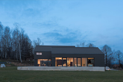 House M / SoNo Arhitekti M住宅是一栋斯洛文尼亚风格的住宅建筑，三条带有标准尖屋顶的长方体体量并置且前后稍微错开，整个住宅的外立面的色彩为深色，除了侧面山墙采用了深色和浅色的组合（木板与纤维水泥板）。…