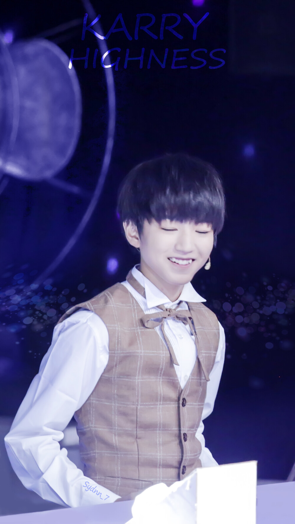 #王俊凯# #TFBOYS王俊凯# 140828年代秀 cr：绮瑟七七飘大旗