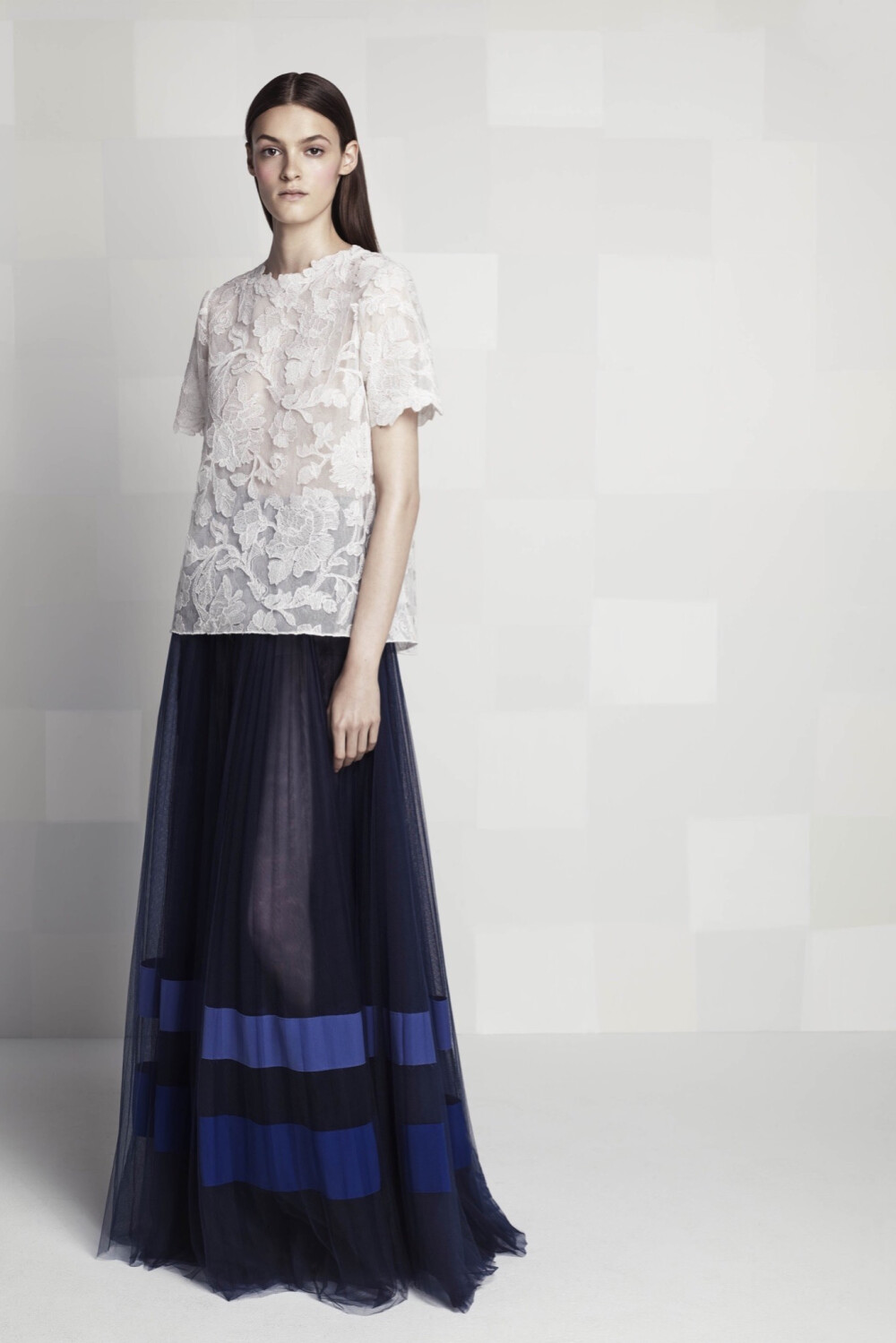 Tadashi Shoji 2016 Resort。庄司正/塔达希2016早春度假系列将小清新展现的淋漓尽致。微风略过荡起樱树的枝藤，盛开的白色花簇飘落于地。芍药的拼缀花园，日式刺绣花纹的装饰线迹，以及简洁优雅的天蓝色，与靛蓝和钴蓝交相辉映凝练为Tadashi Shoji 2016早春度假系列的调色盘。