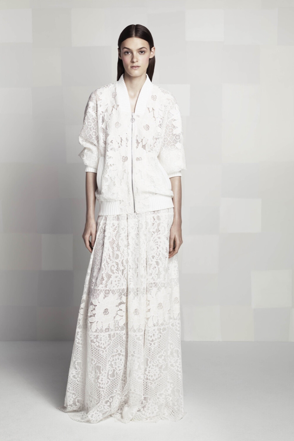 Tadashi Shoji 2016 Resort。庄司正/塔达希2016早春度假系列将小清新展现的淋漓尽致。微风略过荡起樱树的枝藤，盛开的白色花簇飘落于地。芍药的拼缀花园，日式刺绣花纹的装饰线迹，以及简洁优雅的天蓝色，与靛蓝和钴蓝交相辉映凝练为Tadashi Shoji 2016早春度假系列的调色盘。